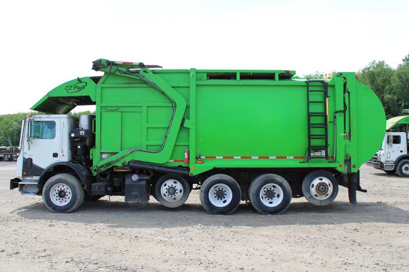 2020 Mack E-Z Pack Front Loader — photo 8