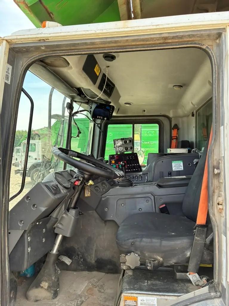 2017 Mack Heil Front Loader - image 11
