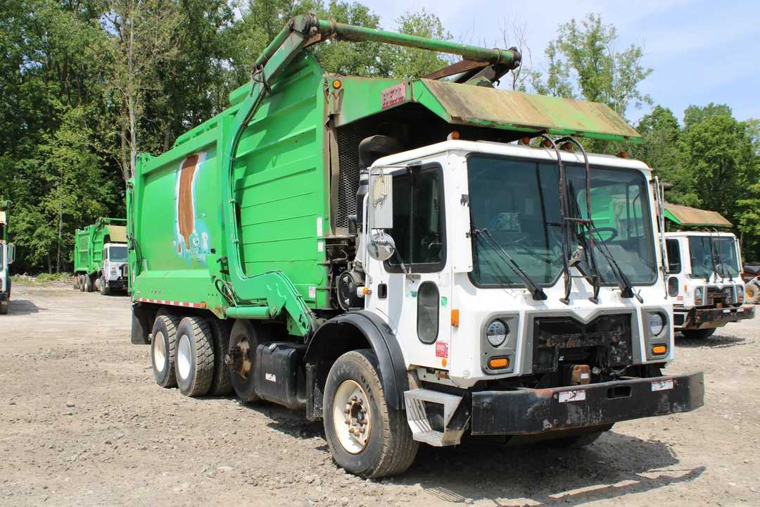 2017 Mack Heil Front Loader
