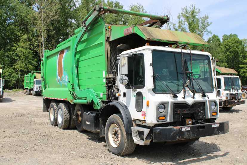2017 Mack Heil Front Loader — photo 2