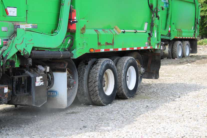 2017 Mack Heil Front Loader — photo 8