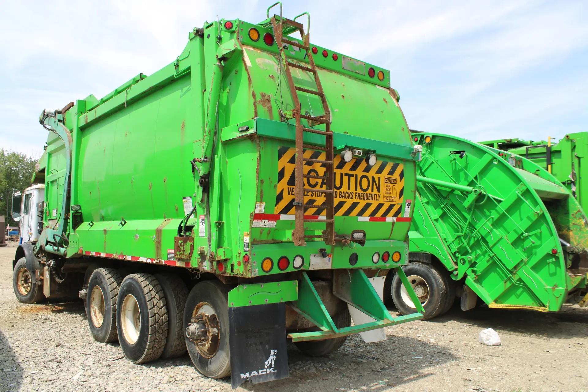 2016 Mack Heil Front Loader - image 9