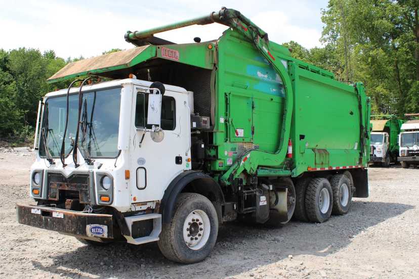 2017 Mack Heil Front Loader — photo 4
