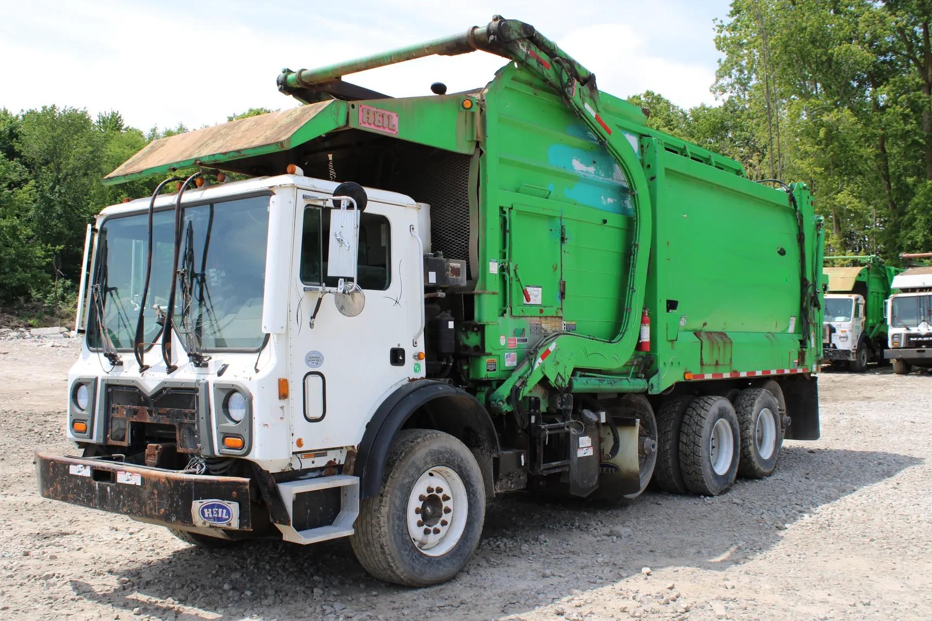 2017 Mack Heil Front Loader - image 4