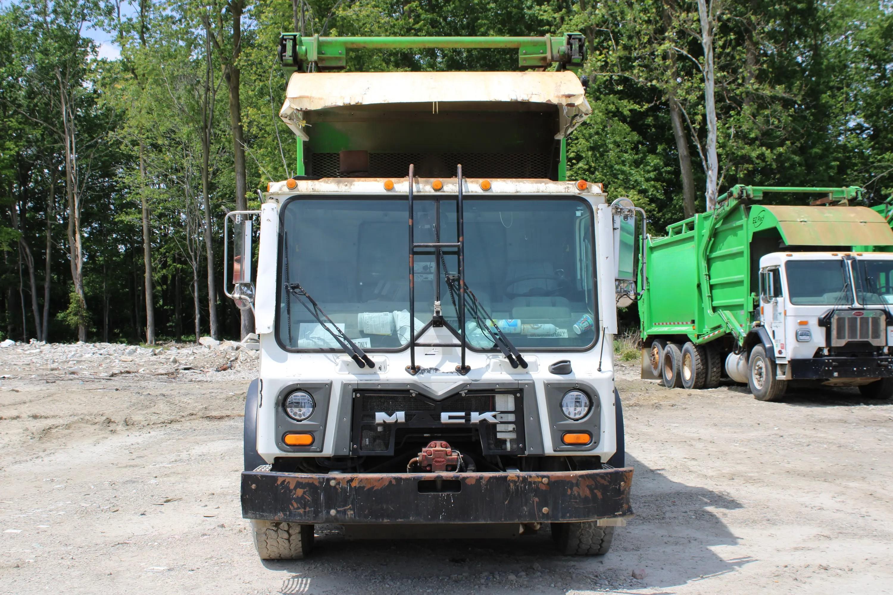 2020 Mack E-Z Pack Front Loader - image 3