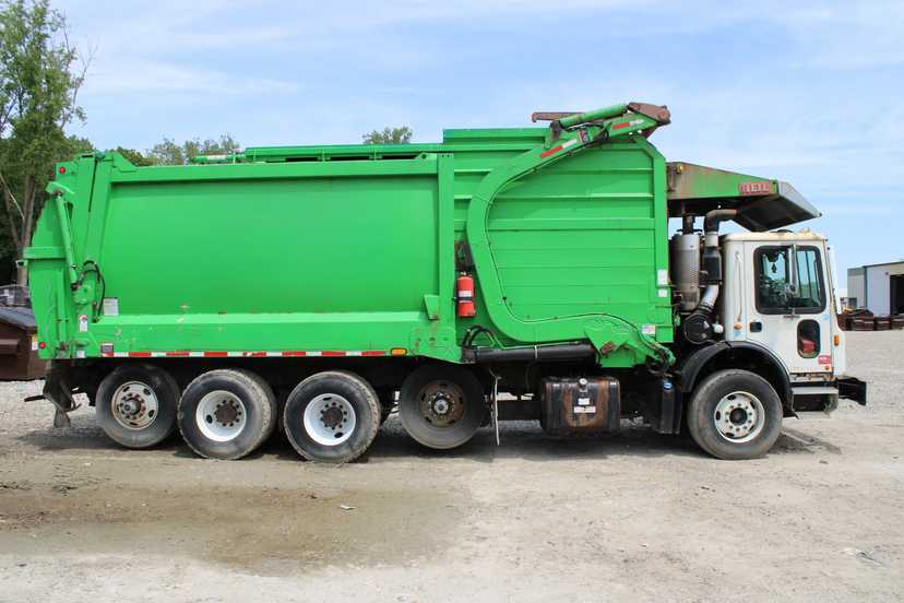 2017 Mack Heil Front Loader — photo 3