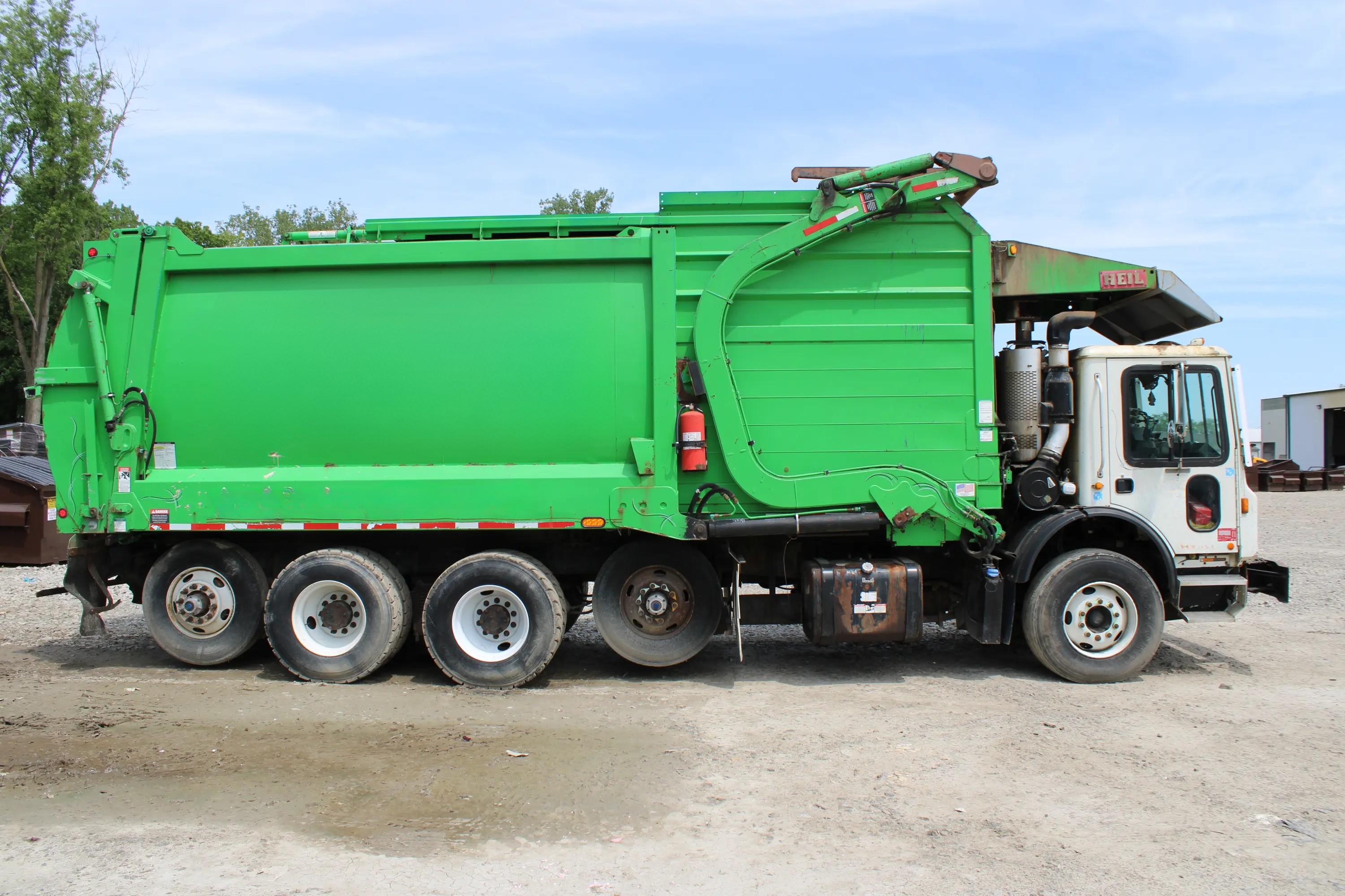 2017 Mack Heil Front Loader - image 3