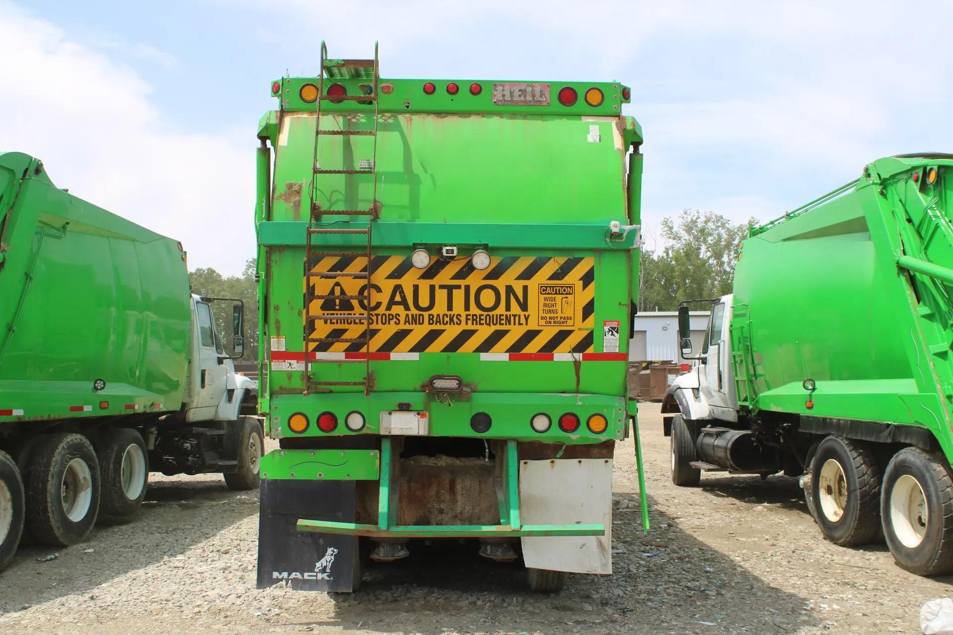 2016 Mack Heil Front Loader - image 6