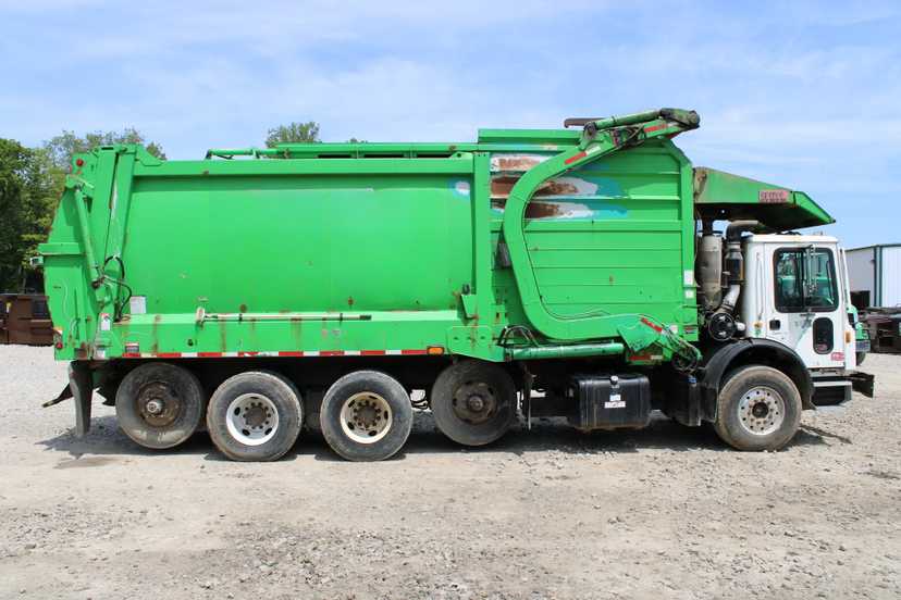 2017 Mack Heil Front Loader — photo 5