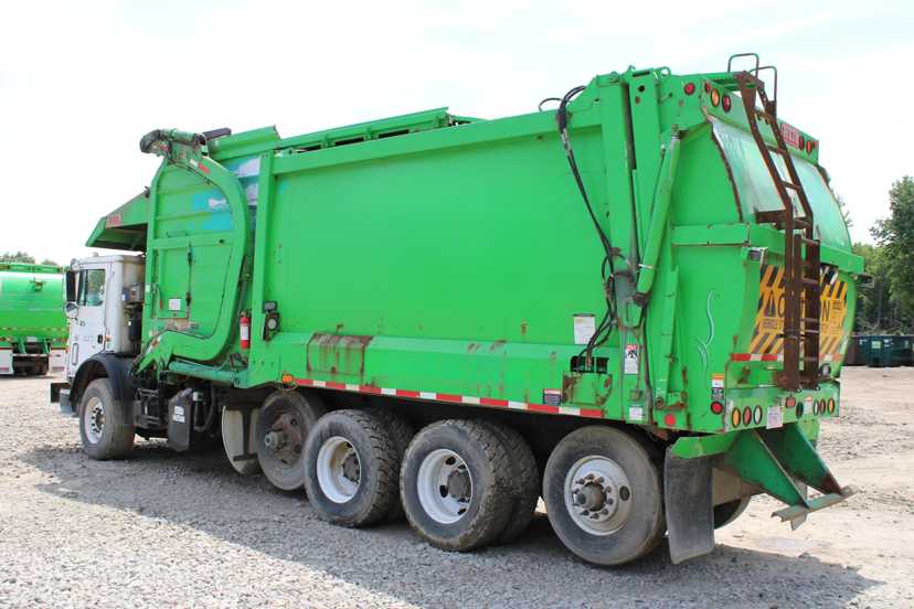 2017 Mack Heil Front Loader — photo 8
