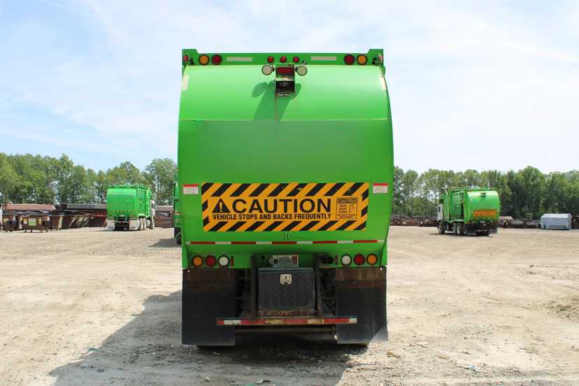 2020 Mack E-Z Pack Front Loader — photo 7