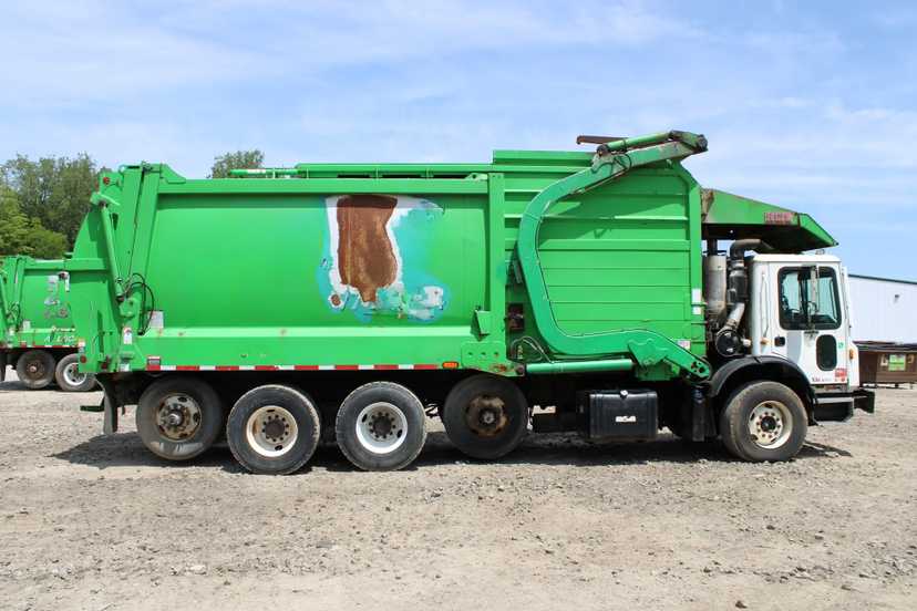 2017 Mack Heil Front Loader — photo 4