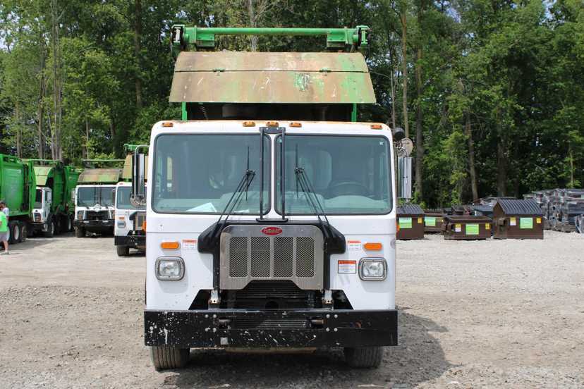 2020 Peterbilt E-Z Pack Front Loader — photo 3