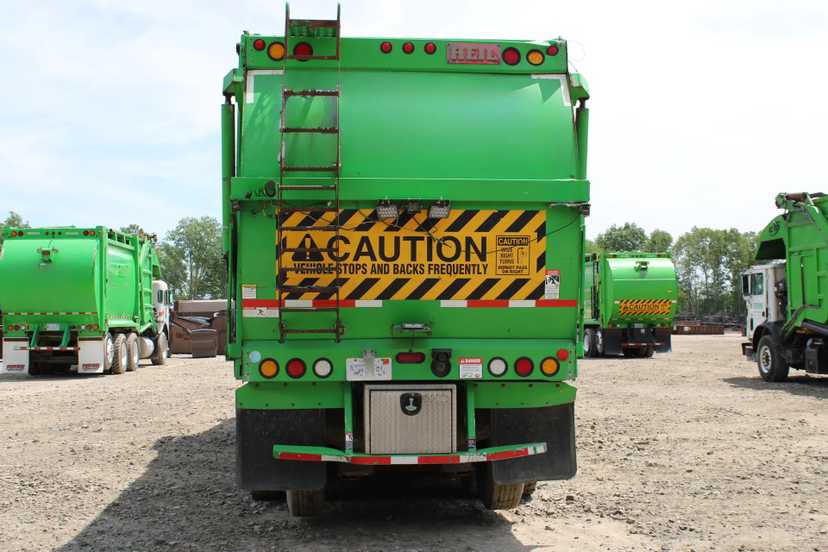 2017 Mack Heil Front Loader — photo 6