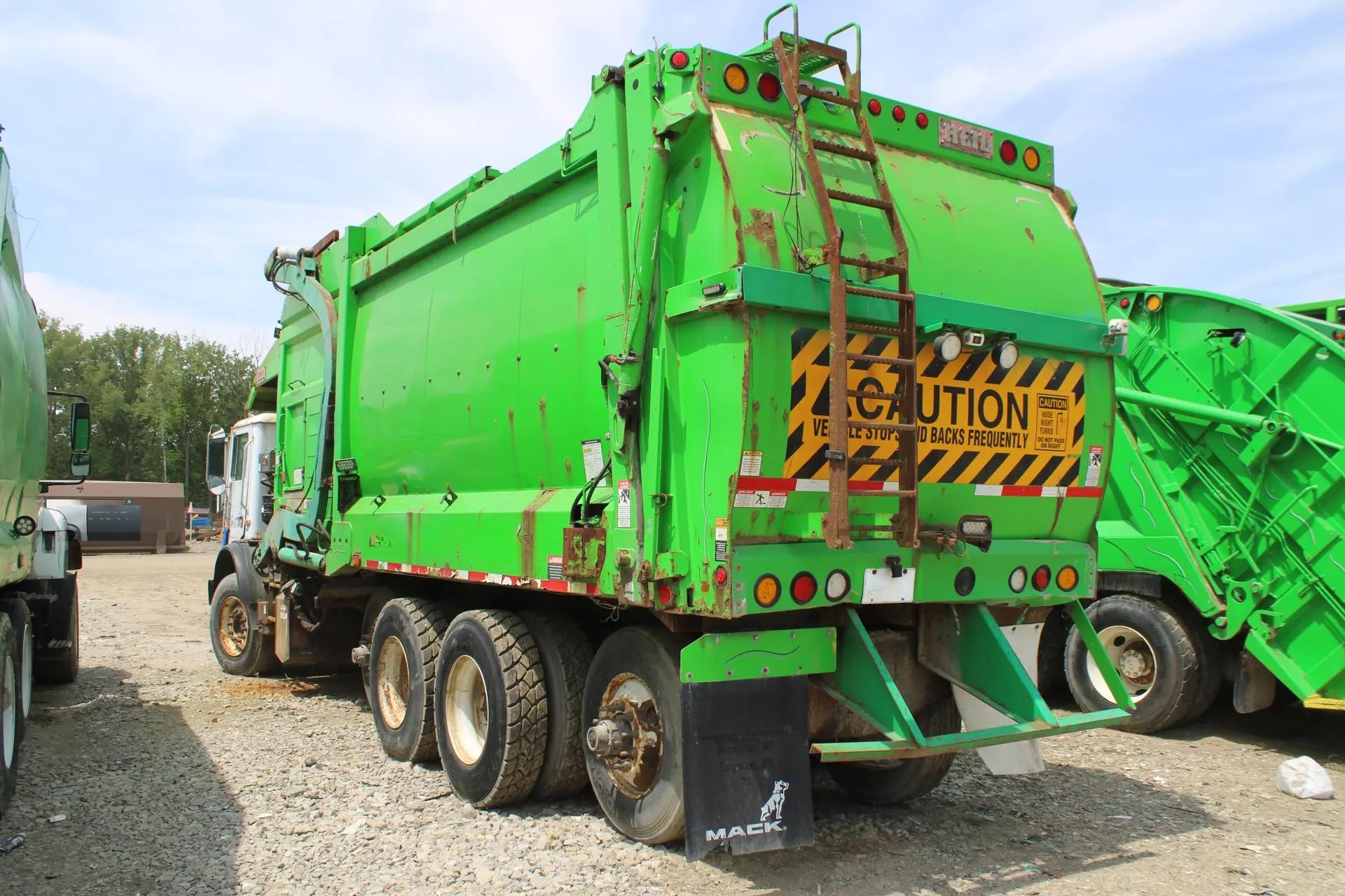 2016 Mack Heil Front Loader - image 7