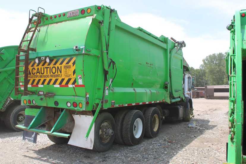 2016 Mack Heil Front Loader — photo 5