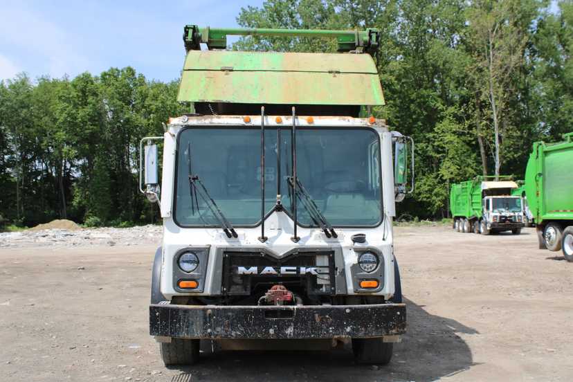 2020 Mack E-Z Pack Front Loader — photo 2