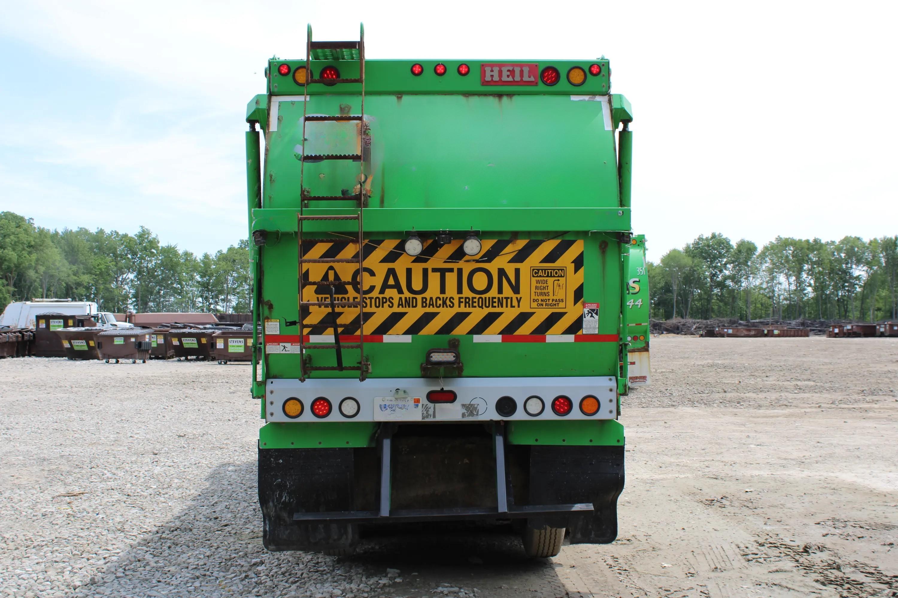 2017 Mack Heil Front Loader - image 5