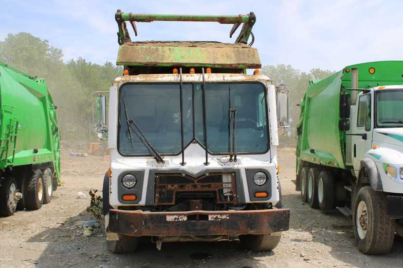 2016 Mack Heil Front Loader — photo 2