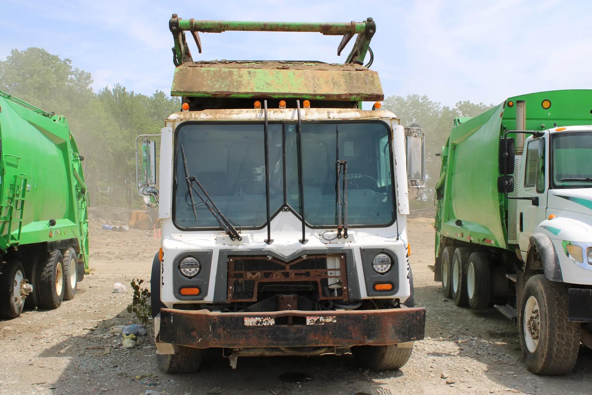 2016 Mack Heil Front Loader - image 2