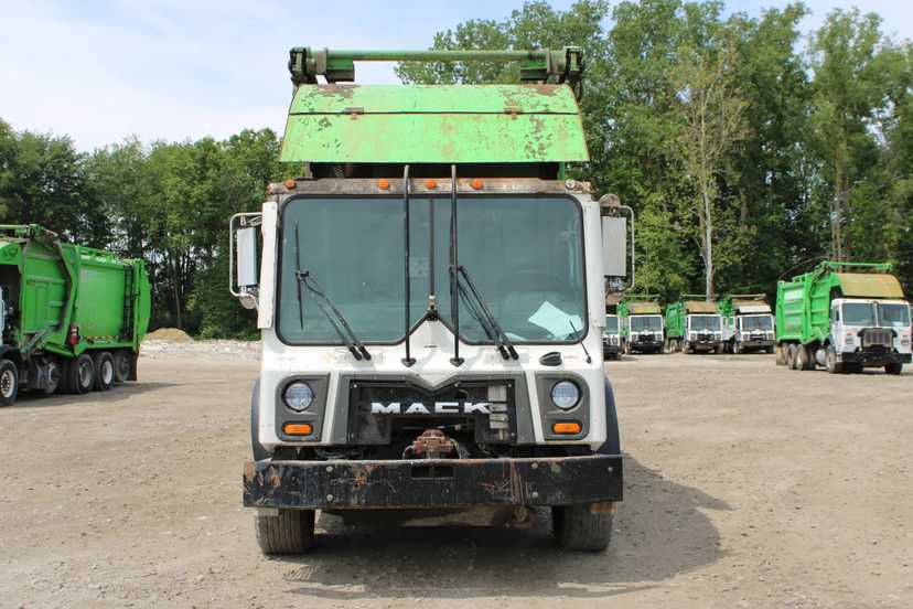 2020 Mack E-Z Pack Front Loader — photo 3
