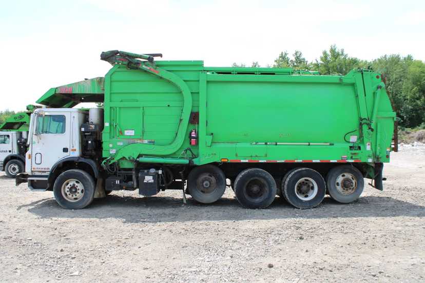 2017 Mack Heil Front Loader — photo 7