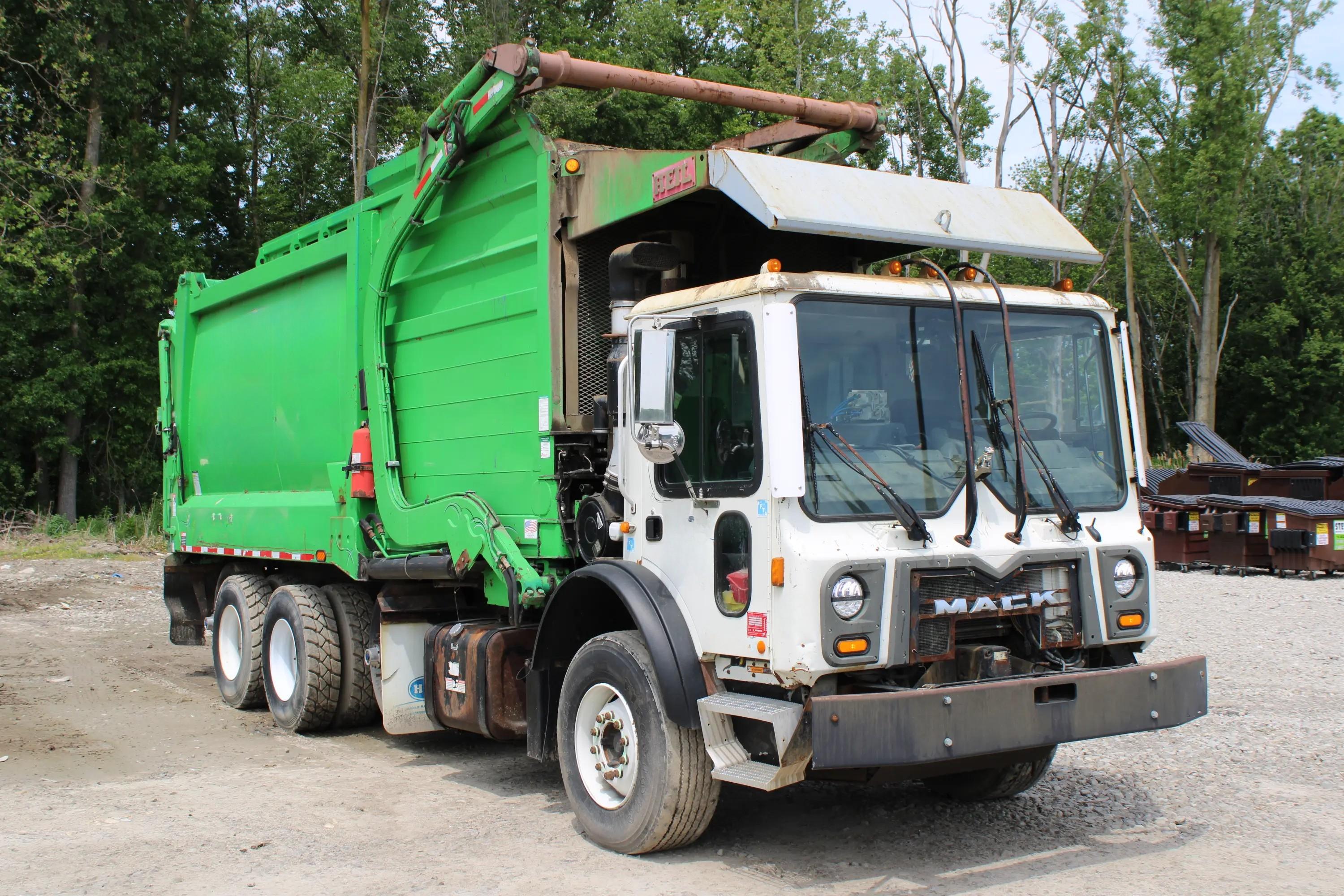 2017 Mack Heil Front Loader - image 2