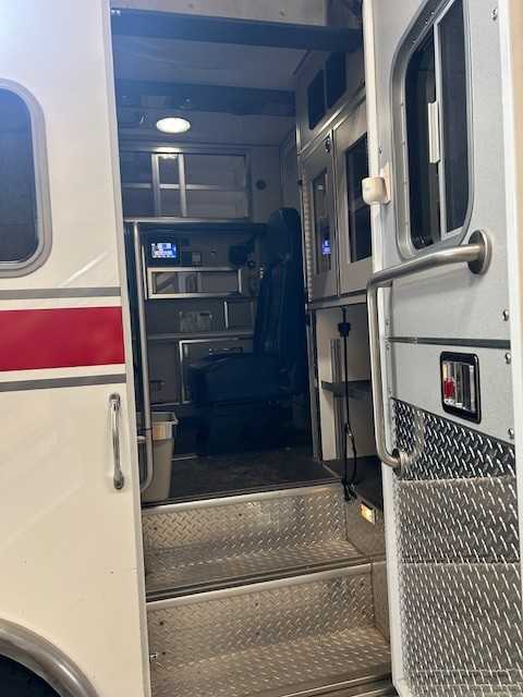 2015 LifeLine Ford 4x4 Type I Ambulance — photo 7