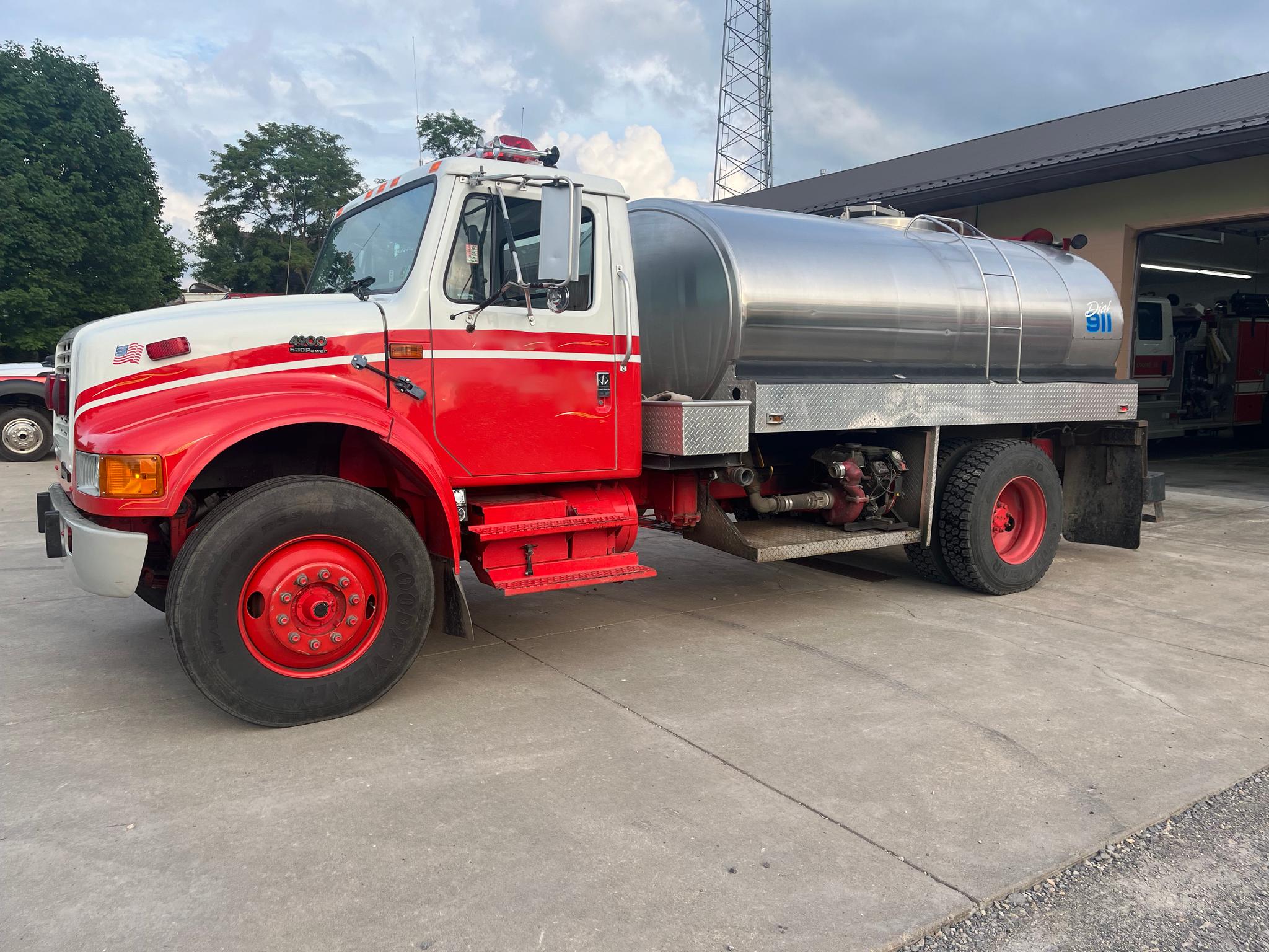 1999 International Tanker - image 3