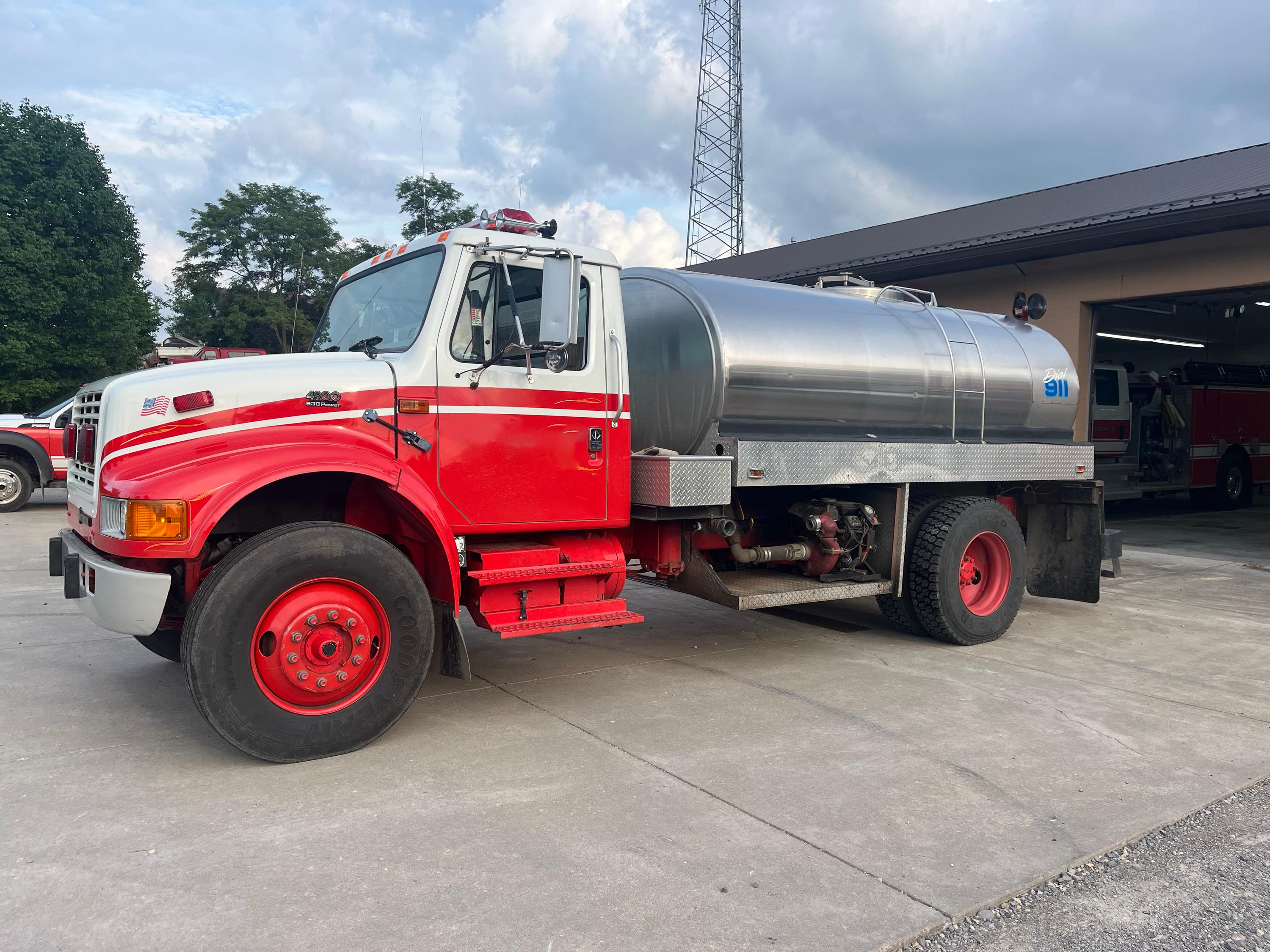 1999 International Tanker - image 1