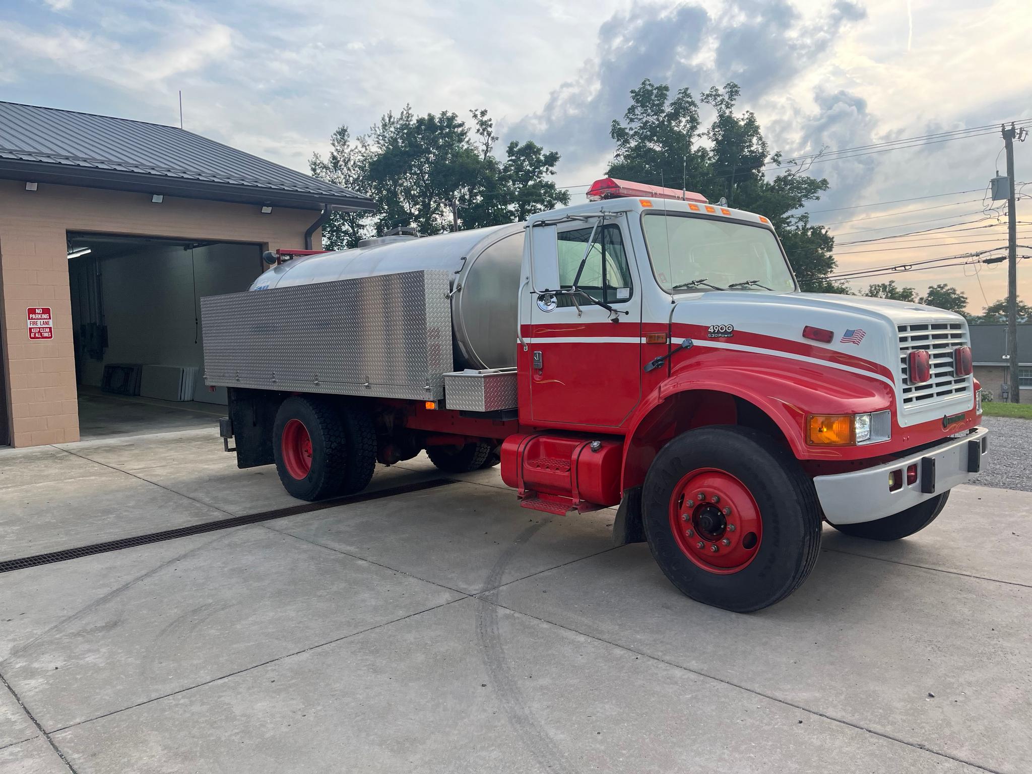 1999 International Tanker - image 2