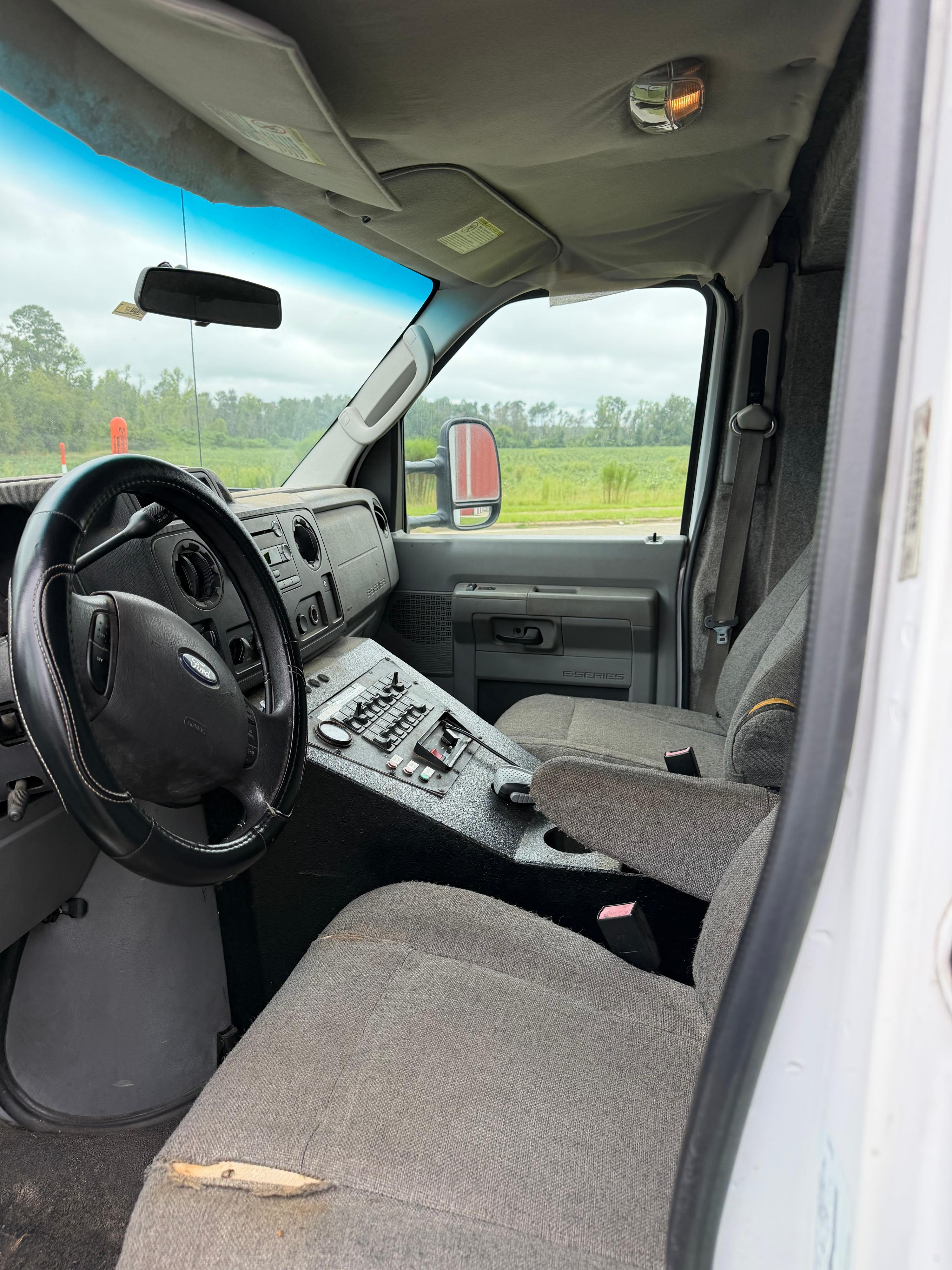 2009 Ford 2009 E350 Type III Ambulance - image 6