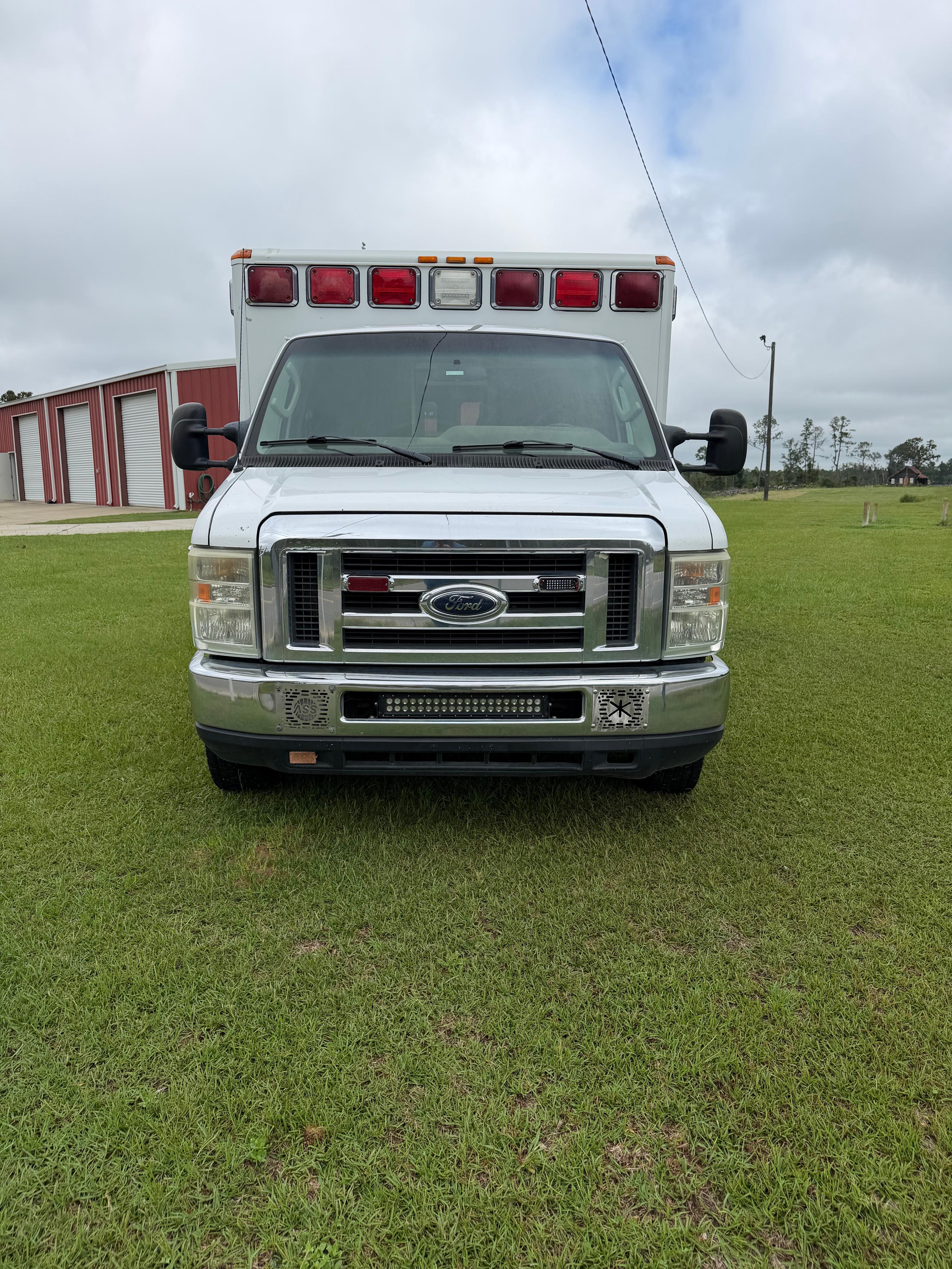 2009 Ford 2009 E350 Type III Ambulance - image 2