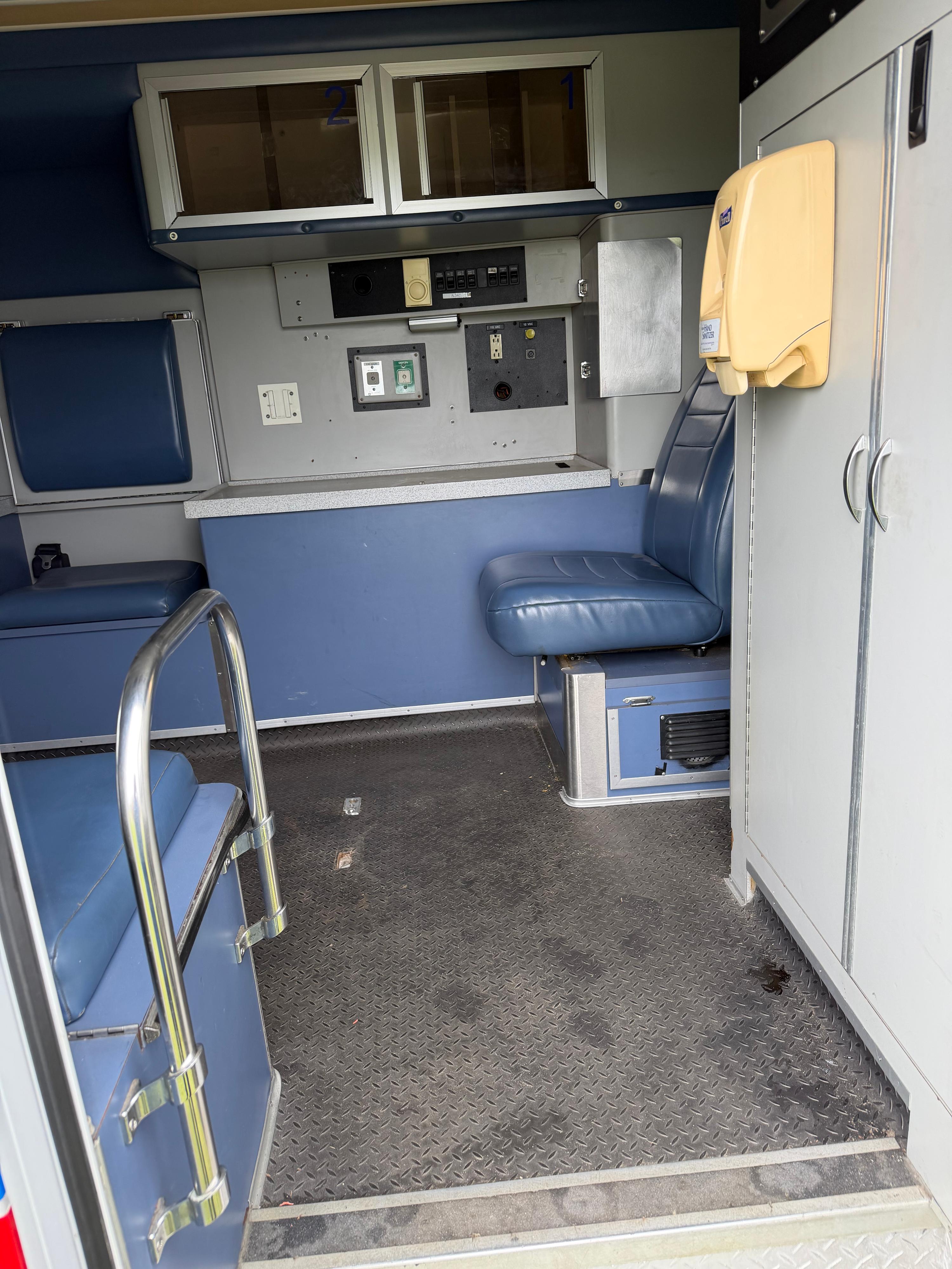 2009 Ford 2009 E350 Type III Ambulance - image 8