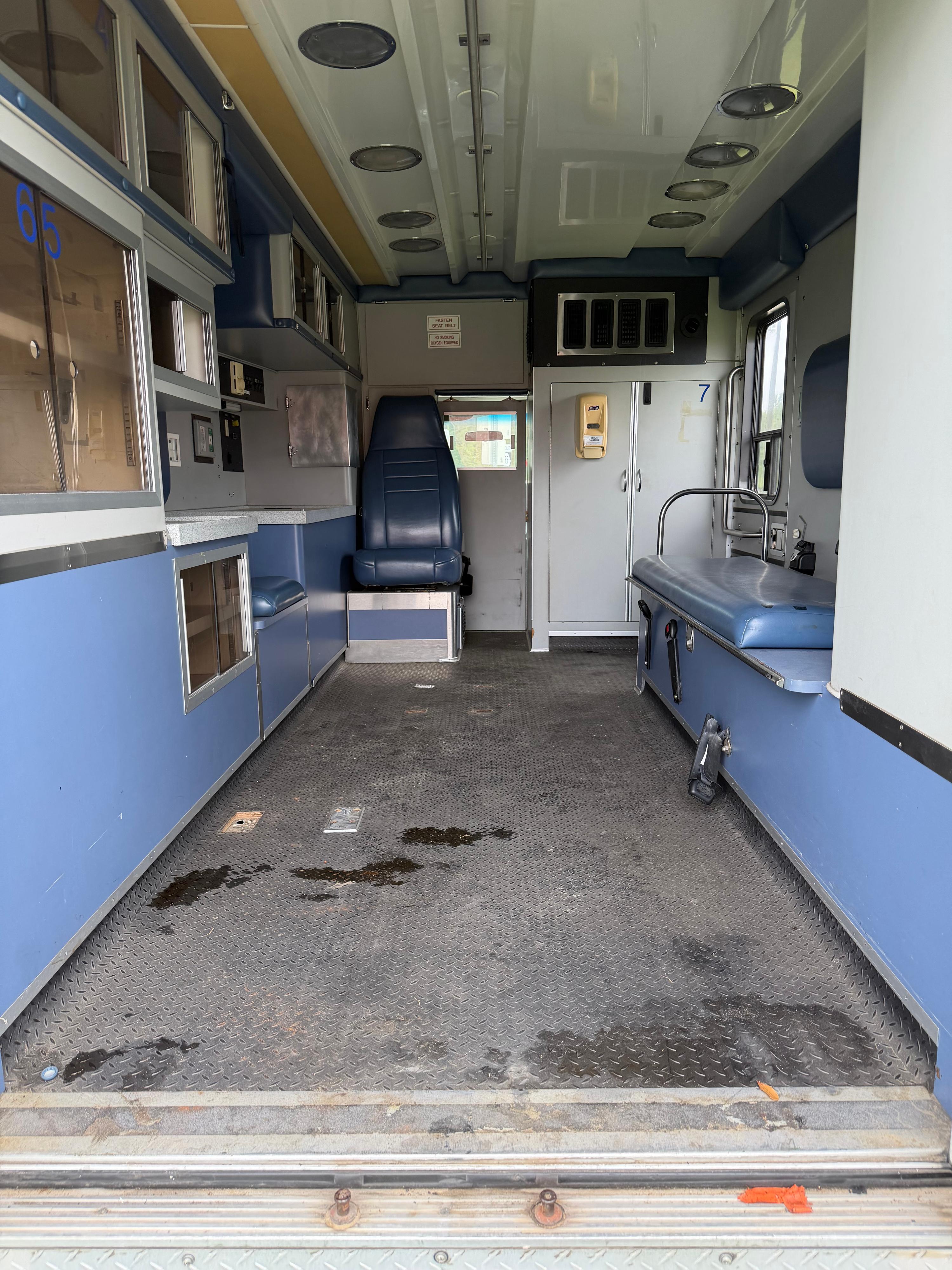 2009 Ford 2009 E350 Type III Ambulance - image 7