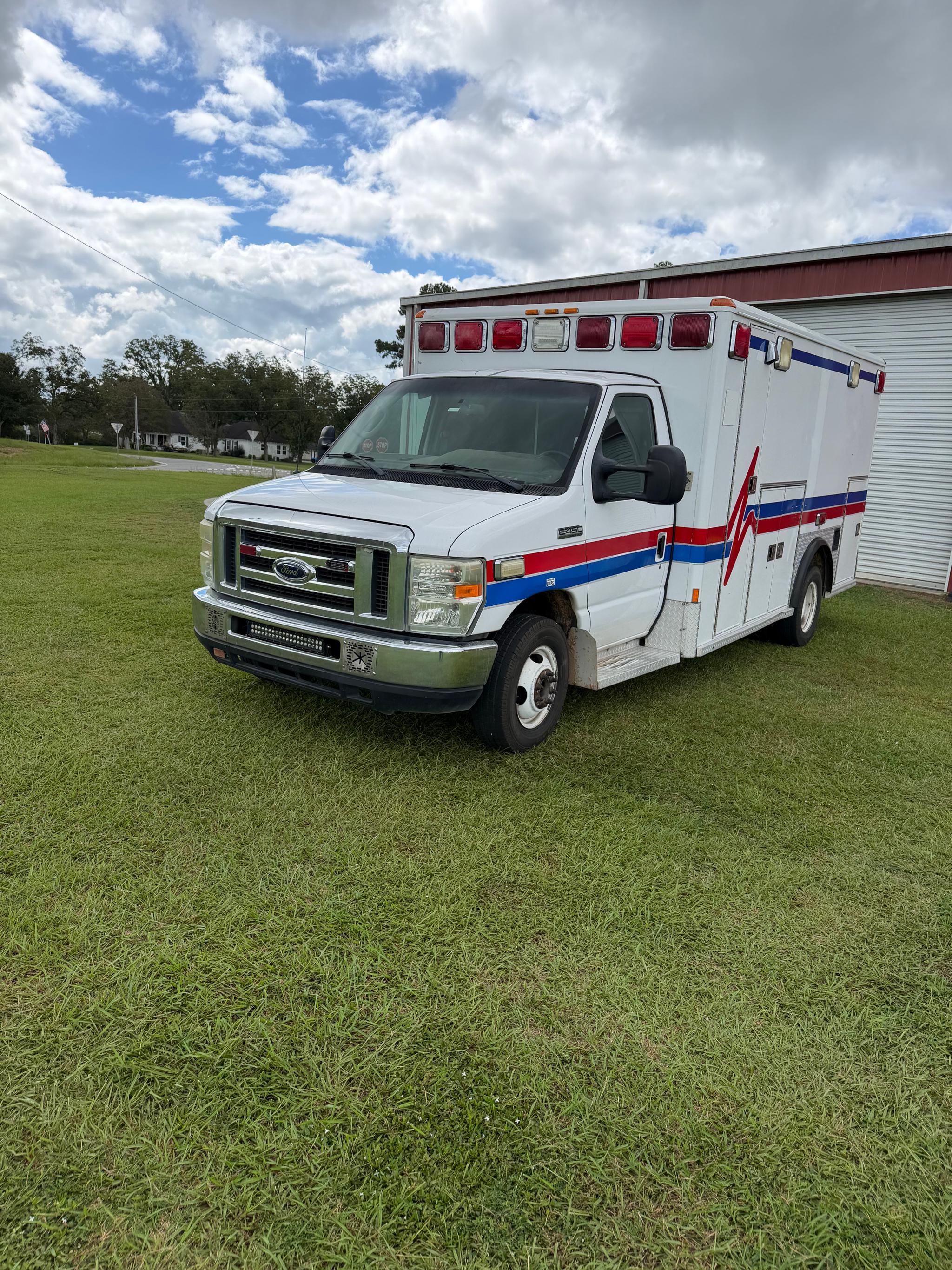 2009 Ford 2009 E350 Type III Ambulance - image 1