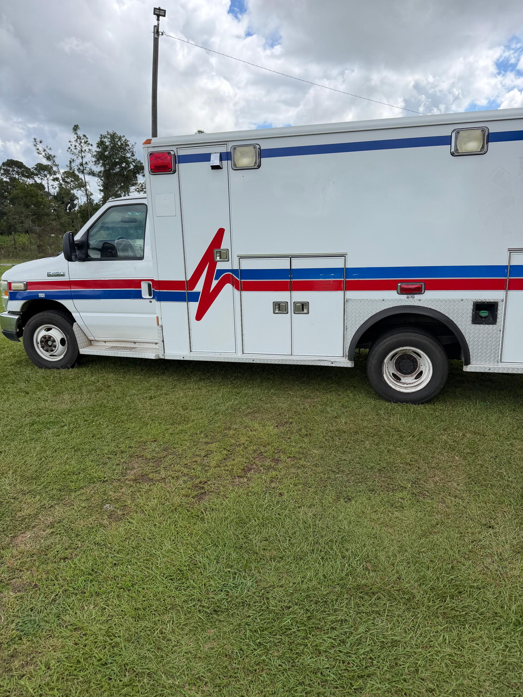 2009 Ford 2009 E350 Type III Ambulance - image 4