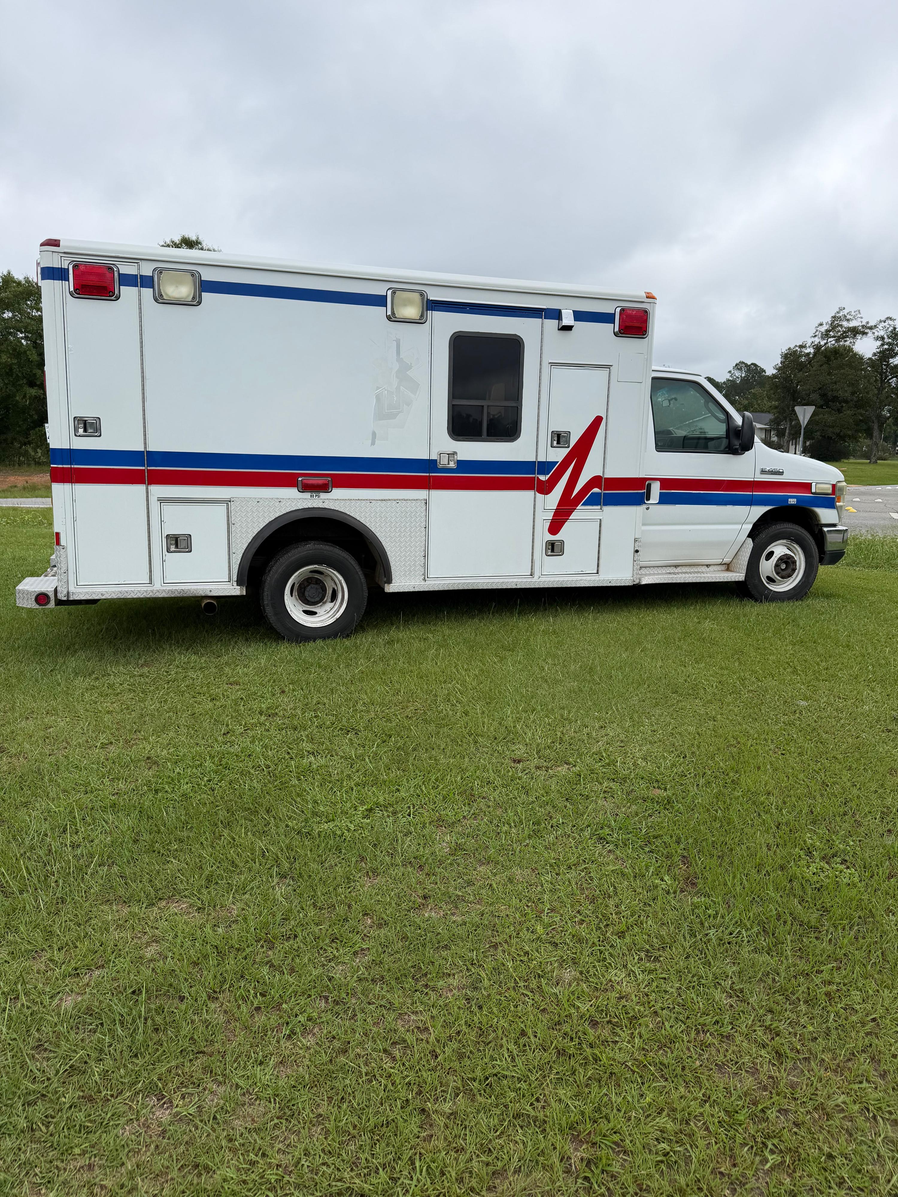 2009 Ford 2009 E350 Type III Ambulance - image 3