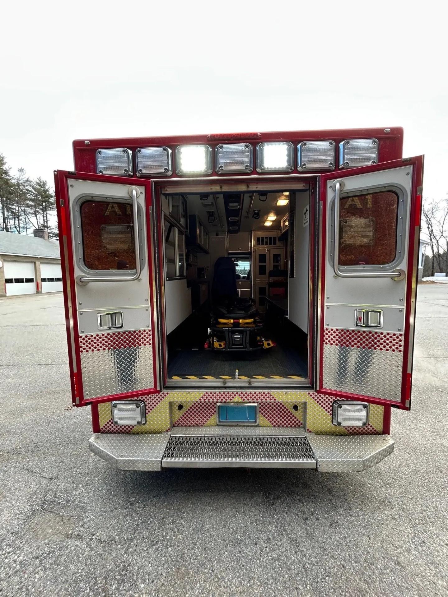 2009 LifeLine Chevrolet Type I Ambulance - image 5