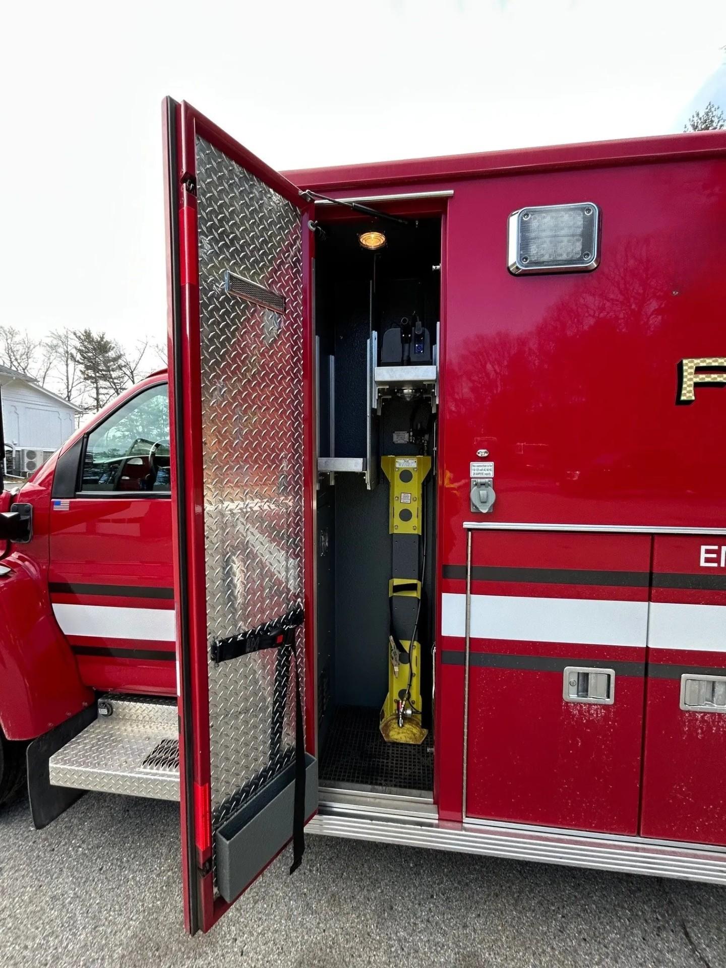 2009 LifeLine Chevrolet Type I Ambulance - image 6