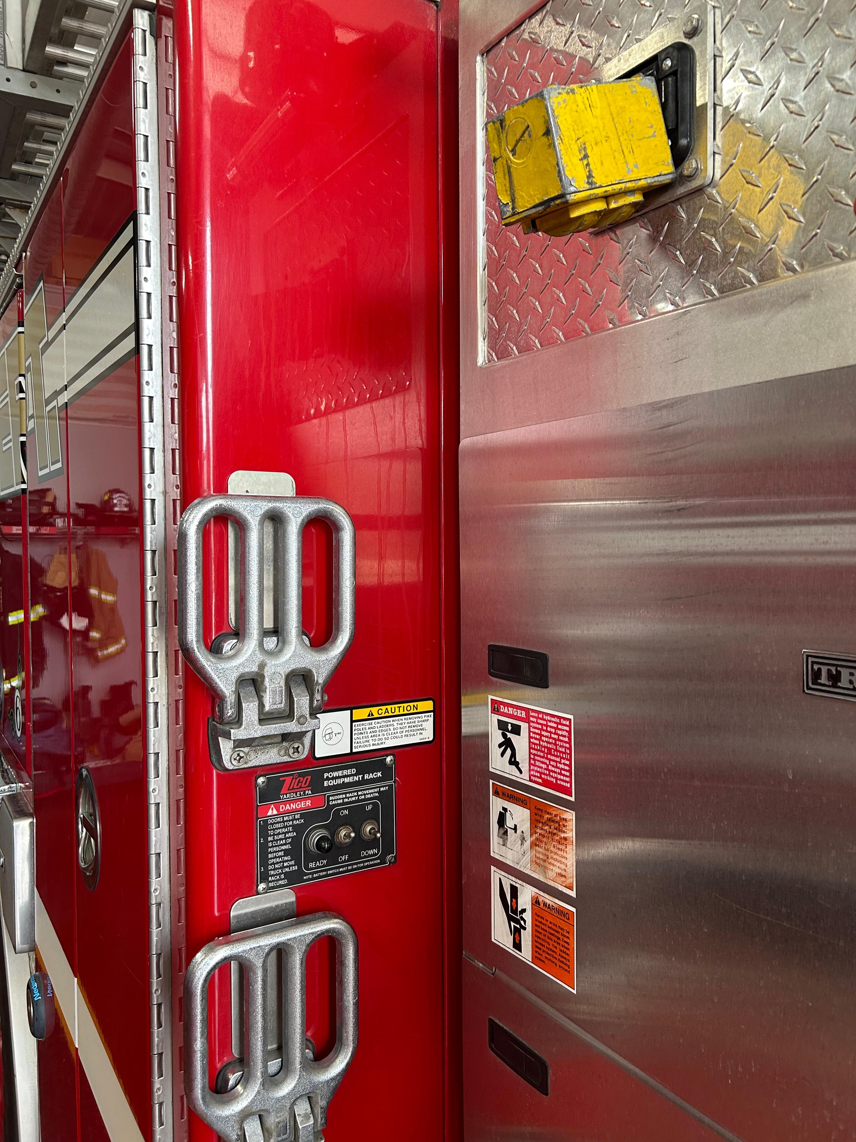 2004 Freightliner/E-One Engine - image 9