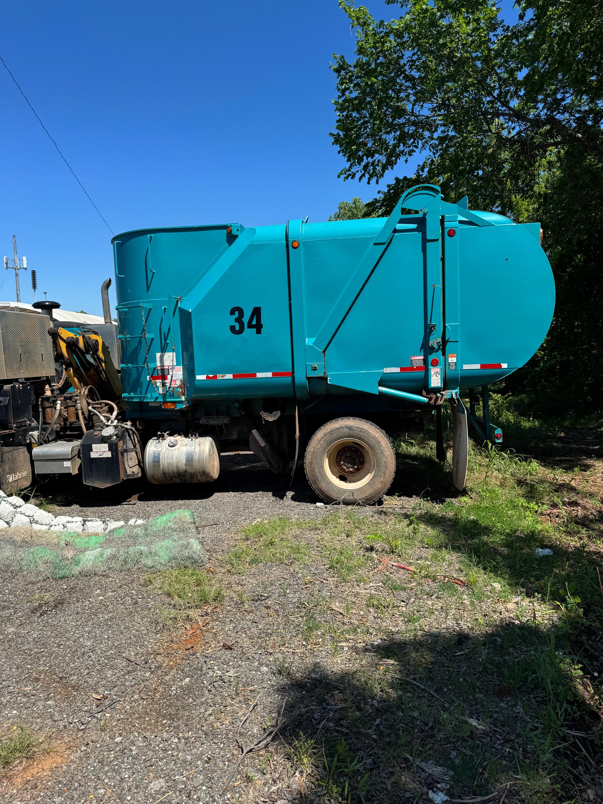 2013 Peterbuilt 320 Garbage truck - image 3