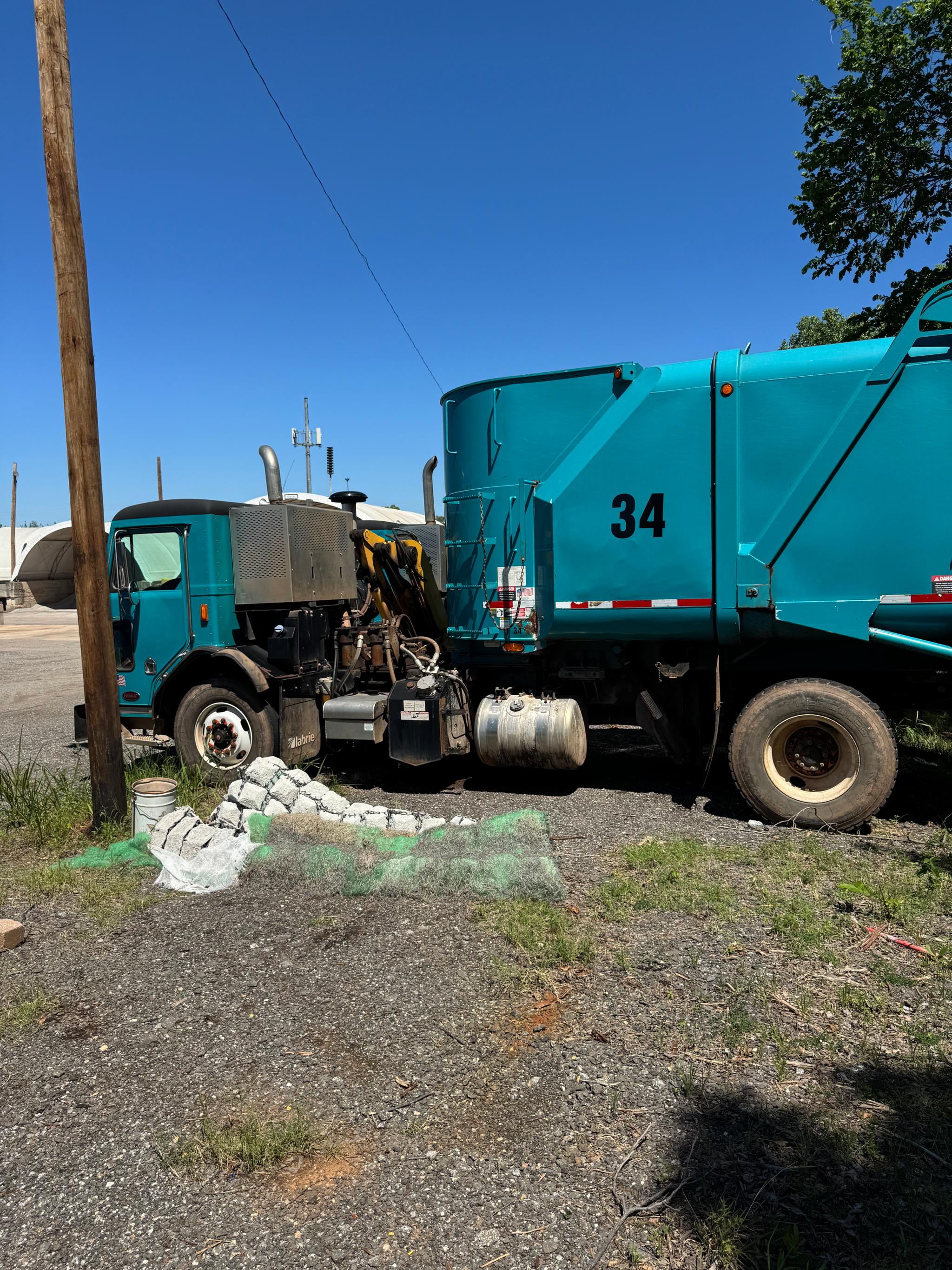 2013 Peterbuilt 320 Garbage truck - image 2