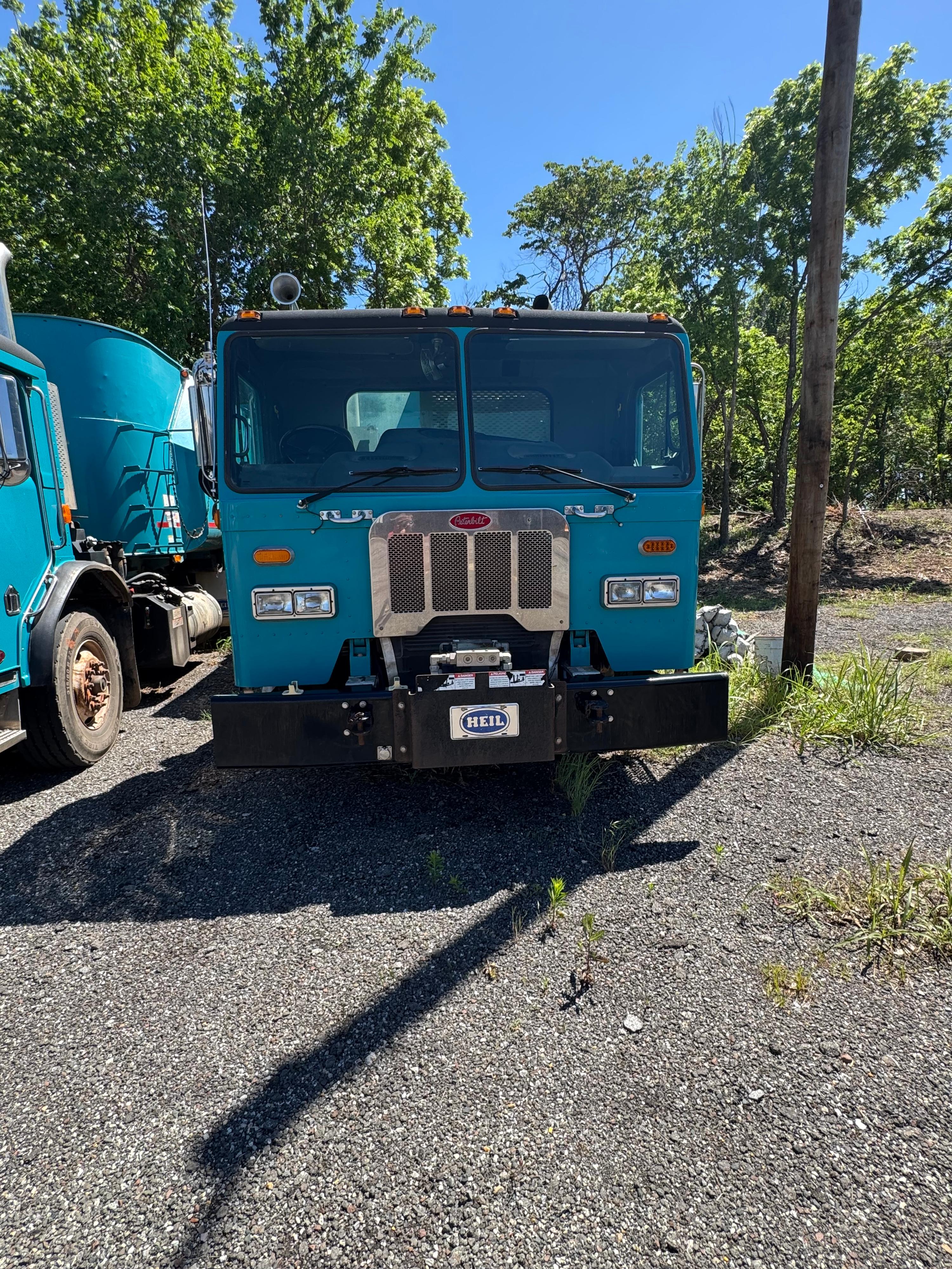 2013 Peterbuilt 320 Garbage truck - image 26