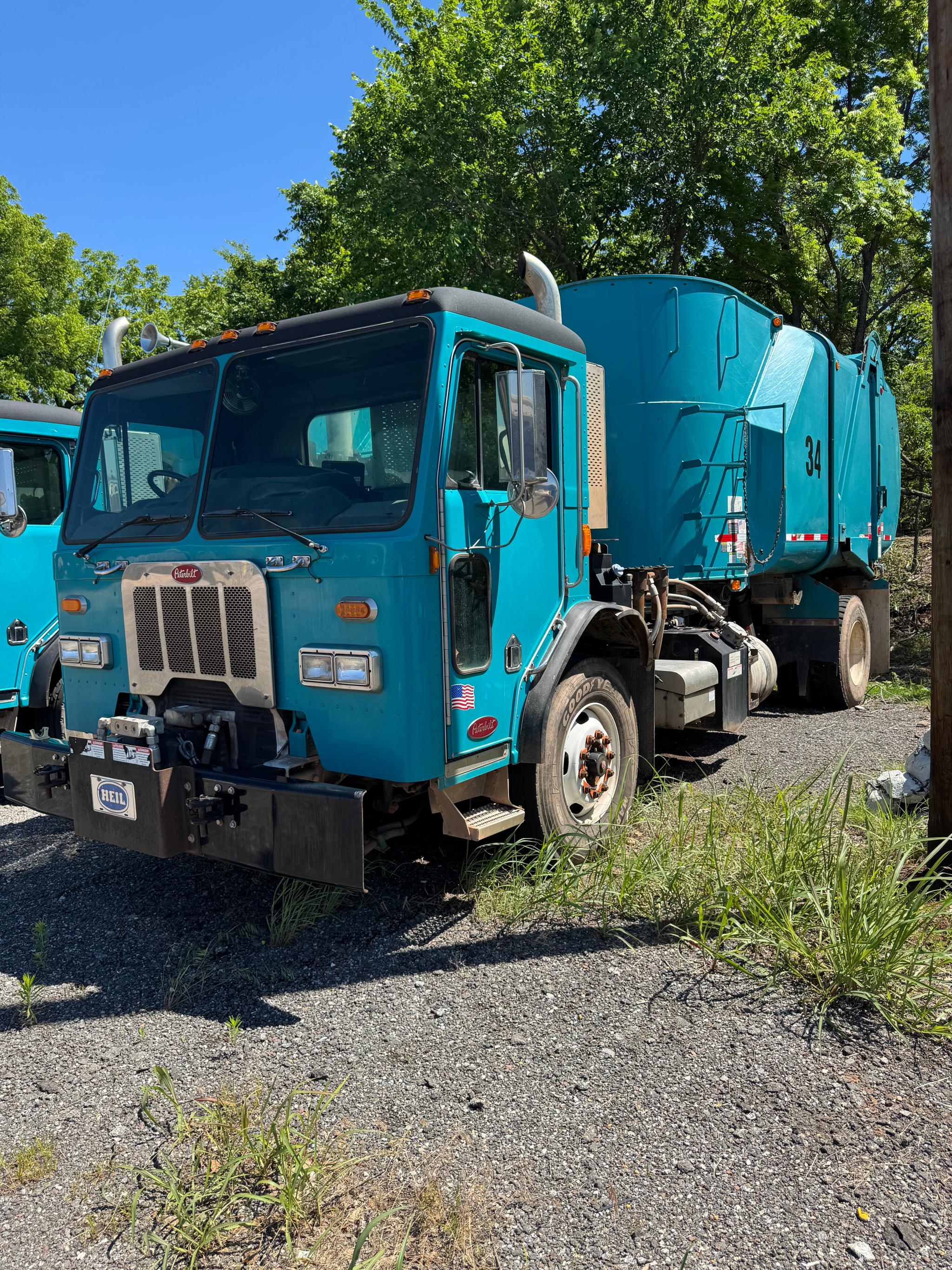 2013 Peterbuilt 320 Garbage truck - image 1