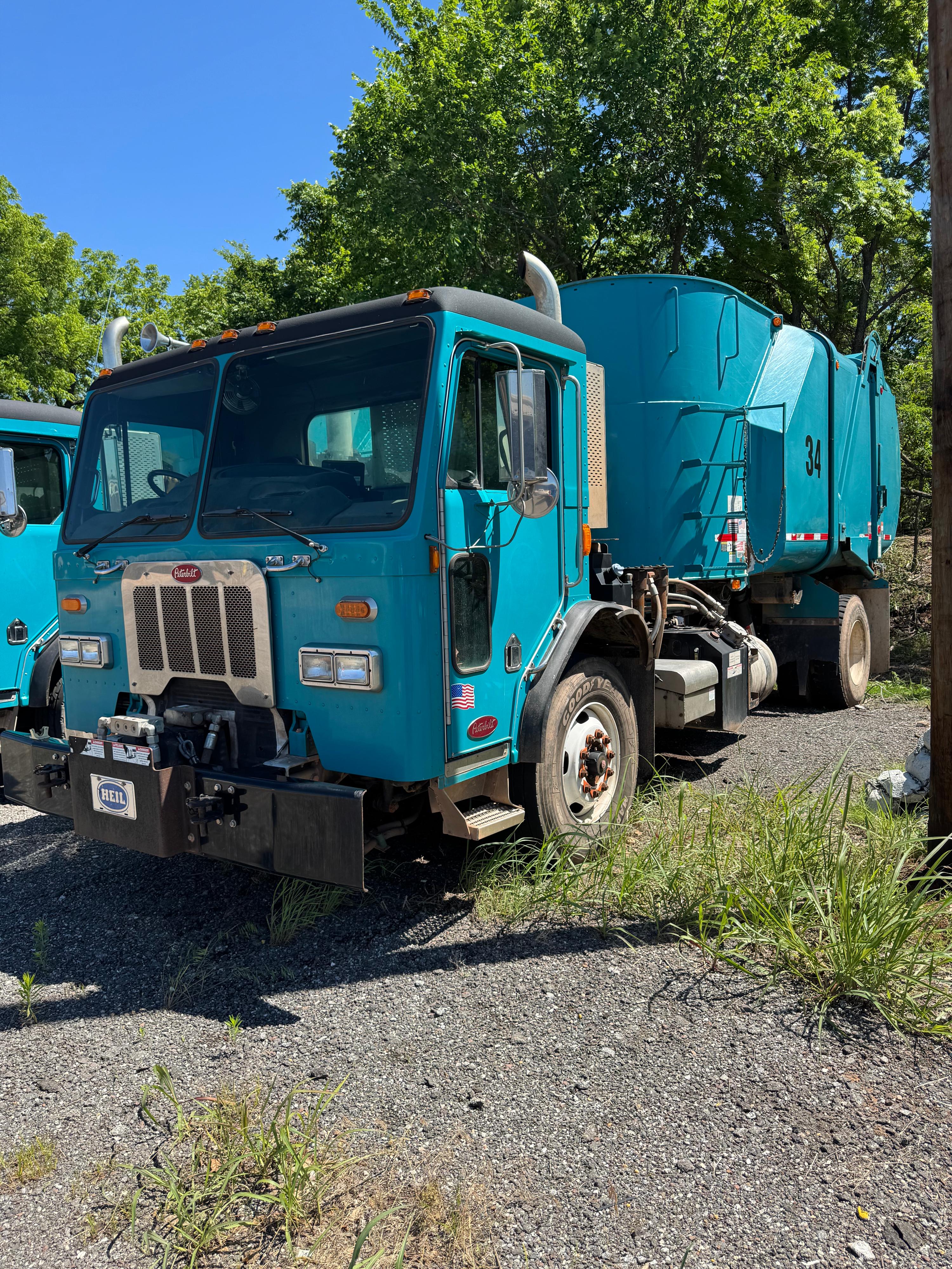 2013 Peterbuilt 320 Garbage truck - image 1