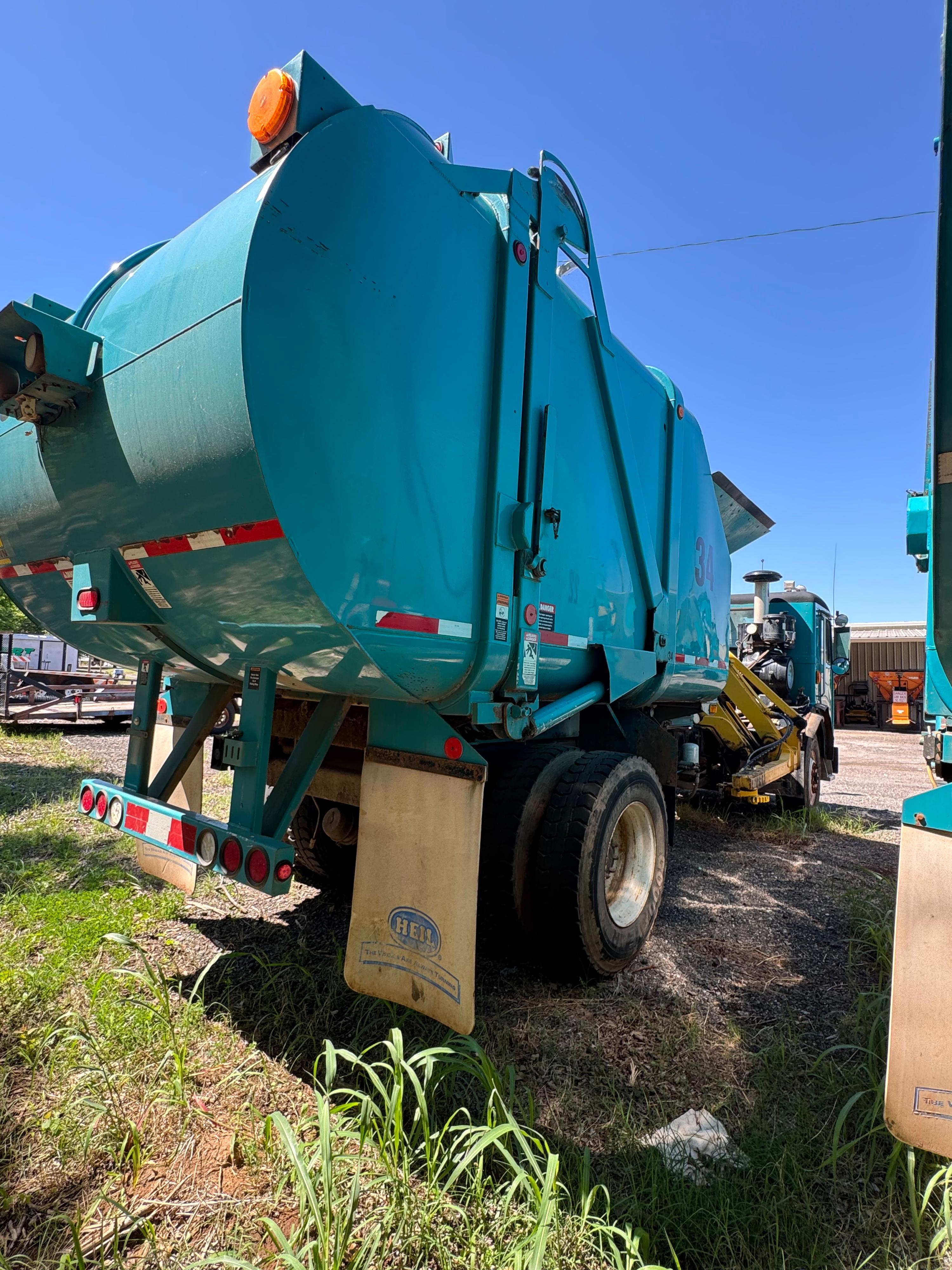 2013 Peterbuilt 320 Garbage truck - image 10