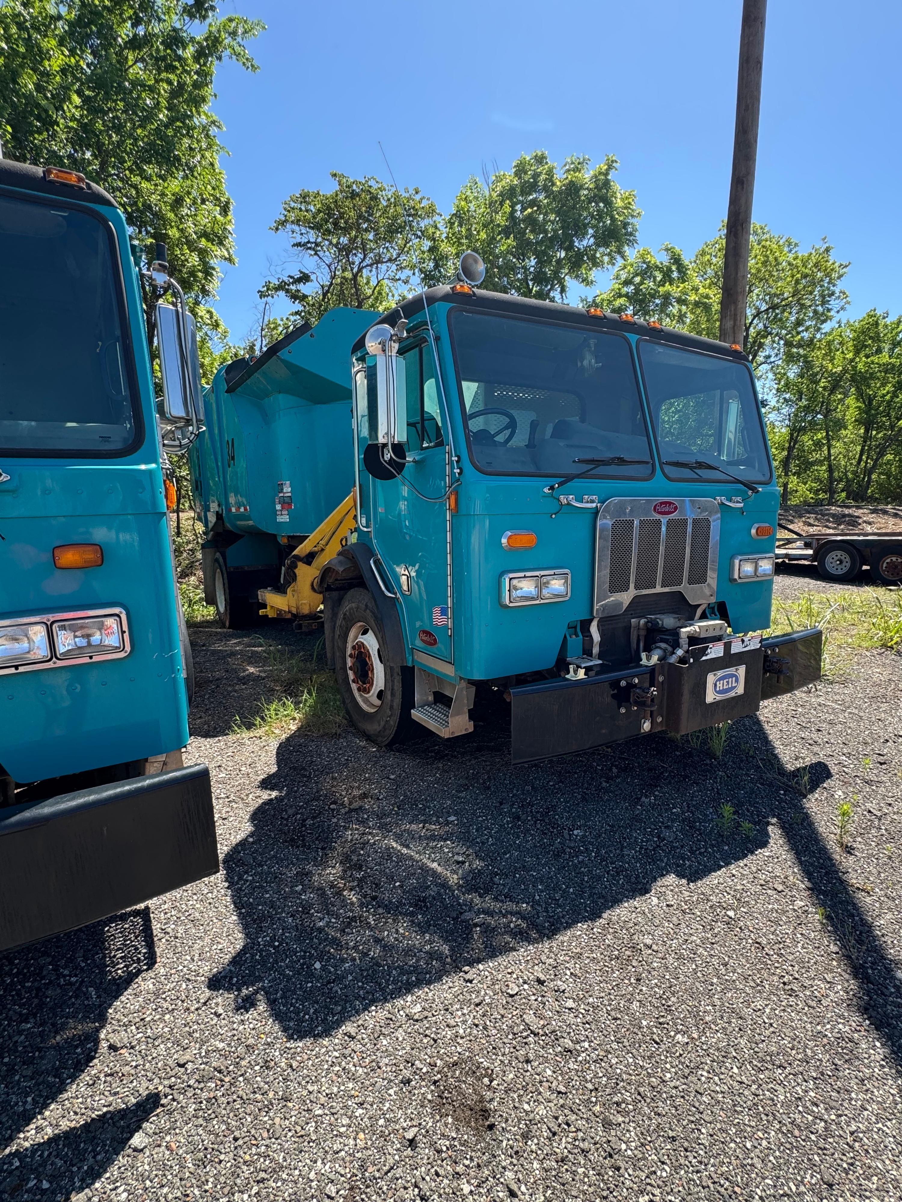 2013 Peterbuilt 320 Garbage truck - image 23