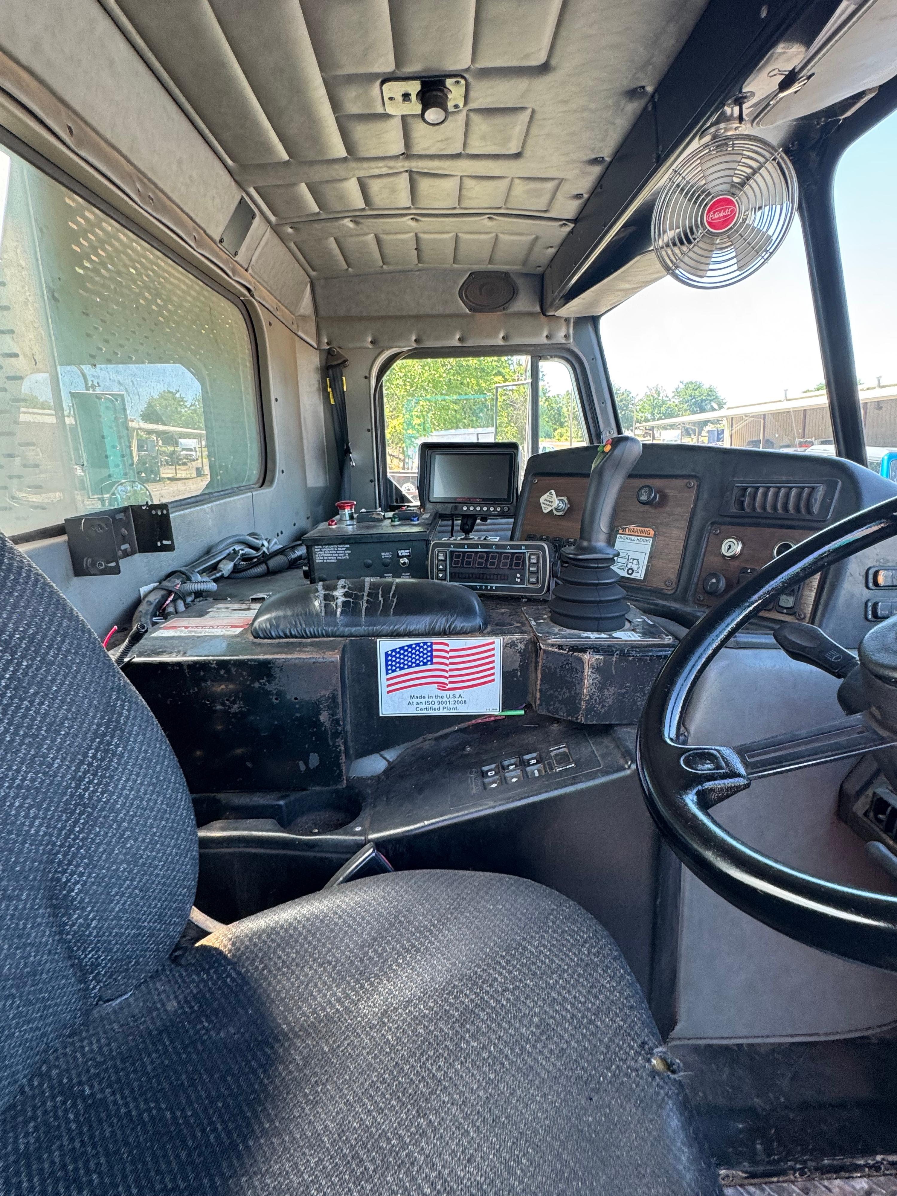 2013 Peterbuilt 320 Garbage truck - image 15