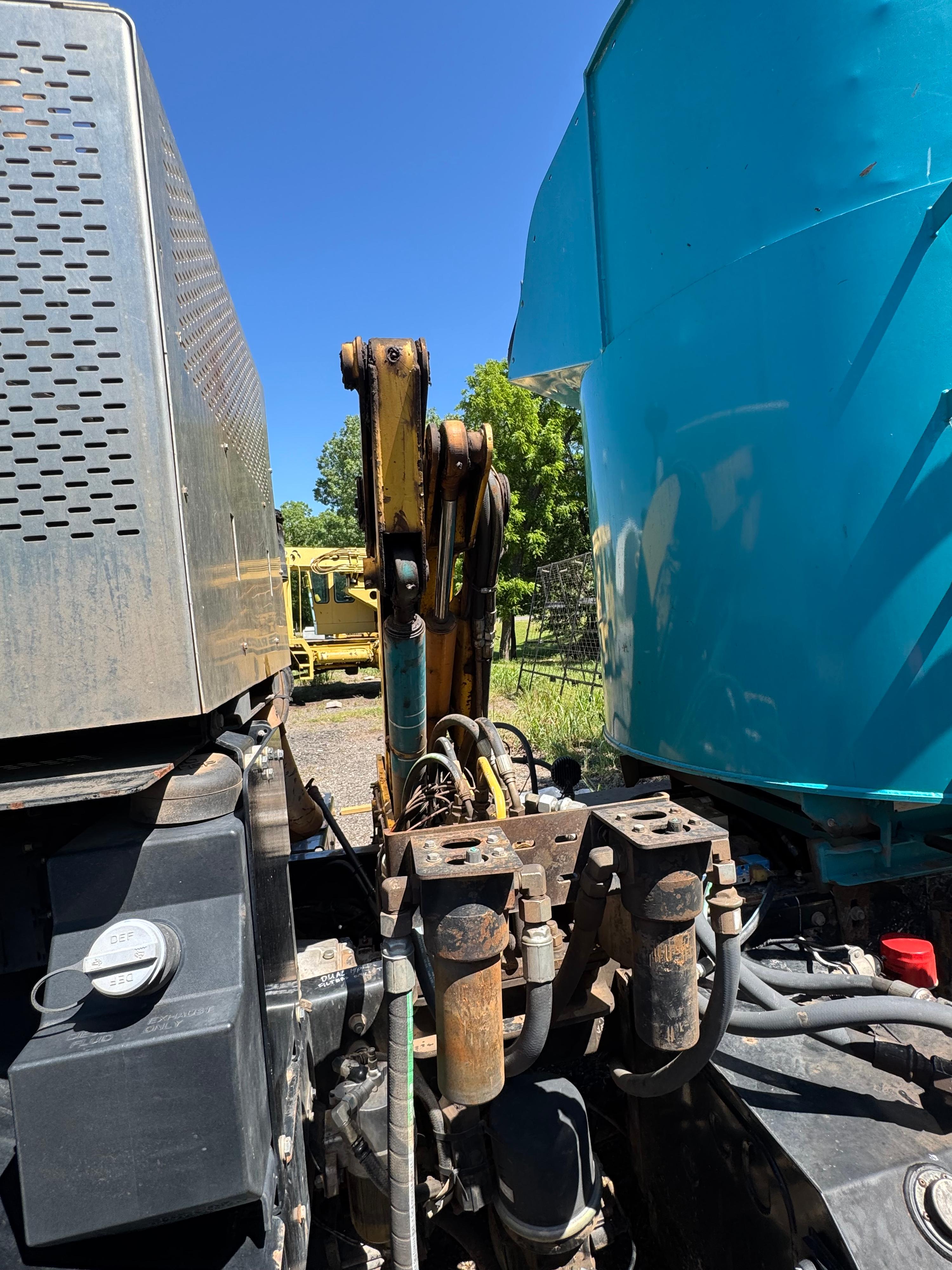 2013 Peterbuilt 320 Garbage truck - image 29